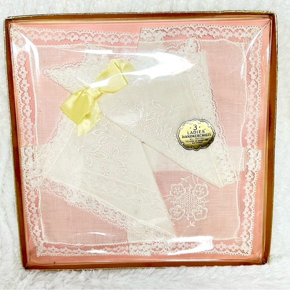 Vintage Ladies Cotton Handkerchiefs 3 Hankies White Embroidered Lace Edges NEW - Picture 2 of 6